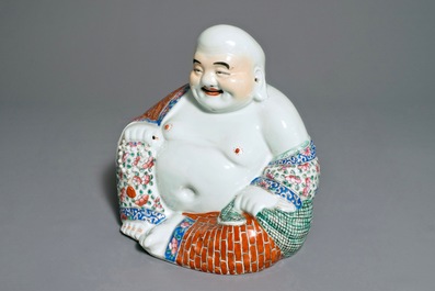A large Chinese famille rose figure of Buddha, 19/20th C.